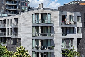 NOUVEAU QUARTIER DES DOCKS AVEC DES IMMEUBLES D'HABITATION MODERNE, ANGLE RUE SAINT-HUBERT ET NOTRE-DAME, MONTREAL, QUEBEC, CANADA 