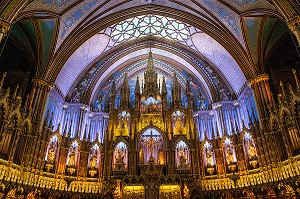 LE SANCTUAIRE ET LE RETABLE DU CHOEUR DE LA BASILIQUE NOTRE-DAME DE MONTREAL, MONTREAL, QUEBEC, CANADA 