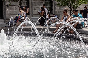 FONTAINE ET JEU D'EAU, PLACE VAUQUELIN, MONTREAL, QUEBEC, CANADA 