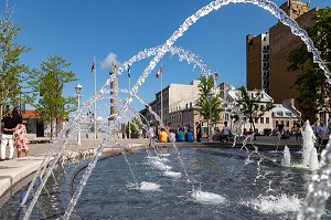 FONTAINE ET JEU D'EAU DEVANT LA COLONNE NELSON, PLACE VAUQUELIN ET JACQUES CARTIER, MONTREAL, QUEBEC, CANADA 