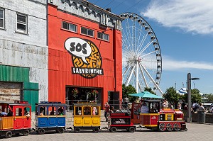 SOS LABYRINTHE, SALLE DE JEU COUVERTE ET PETIT TRAIN TOURISTIQUE AVEC LA GRANDE ROUE, PROMENADE DU VIEUX PORT, MONTREAL, QUEBEC, CANADA 