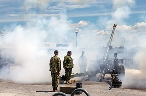 TIR DE 21 COUPS DE CANON DES FORCES ARMEES CANADIENNES POUR L'ANNIVERSAIRE DU CANADA, PROMENADE DU VIEUX PORT, MONTREAL, QUEBEC, CANADA 