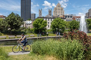 BALADE A VELO SUR LA PROMENADE DU VIEUX PORT, IMMEUBLE DE LA BANQUE NATIONALE, TOURS DE LA BASILIQUE NOTRE-DAME ET EDIFICE ALDRED, MONTREAL, QUEBEC, CANADA 