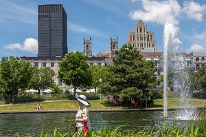 JET D'EAU ET BASSIN DE LA PROMENADE DU VIEUX PORT, IMMEUBLE DE LA BANQUE NATIONALE, TOURS DE LA BASILIQUE NOTRE-DAME ET EDIFICE ALDRED, MONTREAL, QUEBEC, CANADA 