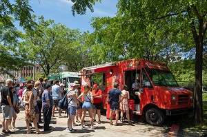 AFFLUENCE SUR LES FOOD TRUCKS, CAMION D'ALIMENTATION POUTINE ET COMPAGNIE, PROMENADE DU VIEUX PORT, MONTREAL, QUEBEC, CANADA 