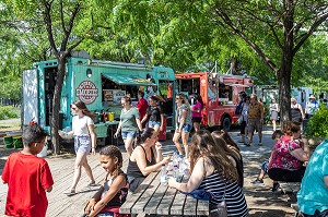 AFFLUENCE SUR LES FOOD TRUCKS, CAMION D'ALIMENTATION (POUTINES ET HAMBURGERS), PROMENADE DU VIEUX PORT, MONTREAL, QUEBEC, CANADA 