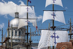 ATTRACTION TOURISTIQUE DE VOILES EN VOILES (PONT DE SINGE, TYROLIENNE) DEVANT LE DOME DU MARCHE BONSECOURS, PROMENADE DU VIEUX PORT, MONTREAL, QUEBEC, CANADA 