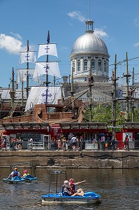 PEDALOS SUR LE BASSIN ET ATTRACTION TOURISTIQUE DE VOILES EN VOILES (PONT DE SINGE, TYROLIENNE) DEVANT LE DOME DU MARCHE BONSECOURS, PROMENADE DU VIEUX PORT, MONTREAL, QUEBEC, CANADA 