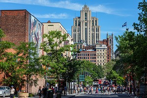 TRAVERSEE DES PIETONS DEPUIS LA RUE SAINTE-CATHERINE DEVANT L'EDIFICE ALDRED, VIELLE VILLE DE MONTREAL, QUEBEC, CANADA 