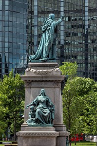 STATUE DE LA CHARITE DEVANT UN IMPOSANT BUILDING MODERNE, BOULEVARD LEVESQUE, MONTREAL, QUEBEC, CANADA 