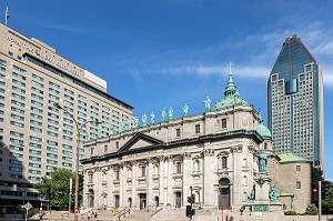 CATHEDRALE MARIE-REINE-DU-MONDE, REPLIQUE DE LA BASILIQUE SAINT-PIERRE DE ROME, ENTOURE DU QUEEN ELISABETH HOTEL ET L'ATRIUM LE 1000 DE LA GAUCHETIERE, MONTREAL, QUEBEC, CANADA 