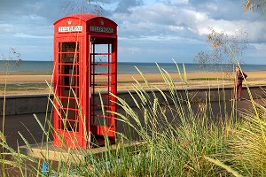 CABINE TELEPHONIQUE ROUGE ANGLAISE, PROMENADE DARTMOUTH, BORD DE MER, COURSEULLES-SUR-MER, CALVADOS, NORMANDIE, FRANCE 