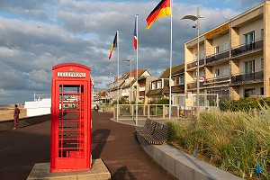 CABINE TELEPHONIQUE ROUGE ANGLAISE, PROMENADE DARTMOUTH, BORD DE MER, COURSEULLES-SUR-MER, CALVADOS, NORMANDIE, FRANCE 