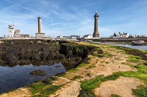 POINTE DE PENMARCH AVEC LE SEMAPHORE, LA CHAPELLE SAINT-PIERRE, LE VIEUX PHARE ET LE PHARE D'ECKMUHL, PENMARCH, FINISTERE, BRETAGNE, FRANCE 