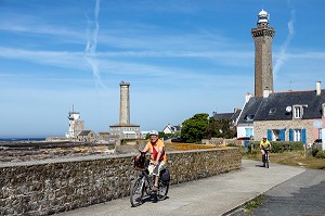 VELOS SUR LA PROMENADE BAPTISTE DUPUIS SUR LA POINTE DE PENMARCH AVEC LE SEMAPHORE, LA CHAPELLE SAINT-PIERRE, LE VIEUX PHARE ET LE PHARE D'ECKMUHL, PENMARCH, FINISTERE, BRETAGNE, FRANCE 