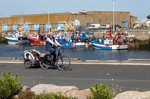 GRAND-PERE ET SES PETITS-ENFANTS, PORT DE SAINT-GUENOLE, PENMARCH, FINISTERE, BRETAGNE, FRANCE 