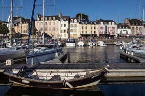 CAFE ET RESTAURANTS SUR LES QUAIS, PORT DE PLAISANCE DE LA VILLE DE VANNES, MORBIHAN, BRETAGNE, FRANCE 