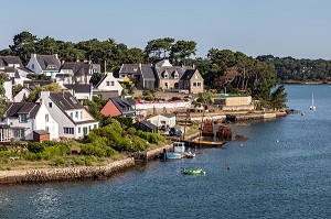 MAISONS AU BORD DE LA RIVIERE DE CRAC'H, LA TRINITE-SUR-MER, MORBIHAN, BRETAGNE, FRANCE 