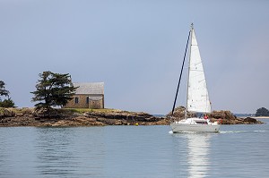 VOILIER DE LA CHAPELLE DE L'ILE PRIVEE DE BOEDIC, COMMUNE DE SENE, MORBIHAN, BRETAGNE, FRANCE 