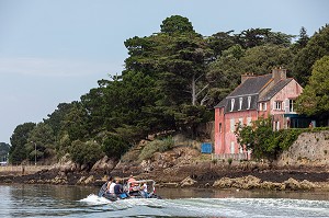 LA MAISON ROSE, ENTREE DU PORT DE PLAISANCE DE LA PRESQU'ILE DE CONLEAU, MORBIHAN, BRETAGNE, FRANCE 