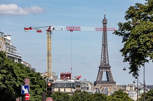 GRUE DE CHANTIER DEVANT LA TOUR EIFFEL, LES GRANDS TRAVAUX DE LA VILLE DE PARIS, FRANCE 