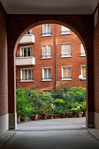 ENTREE D'IMMEUBLE ET COUR INTERIEUR, BOULEVARD PASTEUR, 15 EME ARRONDISSEMENT, PARIS, FRANCE 