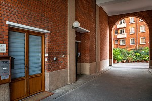 LOGE DU CONCIERGE, ENTREE D'IMMEUBLE EN COPROPRIETE ET COUR INTERIEURE, BOULEVARD PASTEUR, 15 EME ARRONDISSEMENT, PARIS, FRANCE 