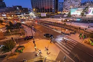 PASSAGE POUR PIETONS, LES GRANDS TRAVAUX D'AMENAGEMENT DE NUIT DU QUARTIER DE LA TOUR MONTPARNASSE, 15 EME ARRONDISSEMENT, PARIS, FRANCE 