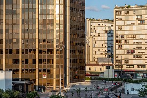 AGENCE DE LA SOCIETE GENERALE ET MAGASIN MONOPRIX, QUARTIER DE LA TOUR MONTPARNASSE, 15 EME ARRONDISSEMENT, PARIS, FRANCE 