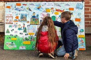 FRESQUE PARTICIPATIVE SUR LA VILLE DE FUTUR, REALISEE PAR LES ENFANTS DE LA CLASSE DE CP, ECOLE PRIMAIRE DE RUGLES, EURE, NORMANDIE, FRANCE 