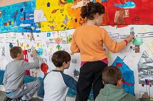 ENFANTS TRAVAILLANT SUR UNE FRESQUE PARTICIPATIVE SUR L'AVENIR DE LA PLANETE, CENTRE DE LOISIRS DE LA COMMUNAUTE DE COMMUNES DE RUGLES, EURE, FRANCE 