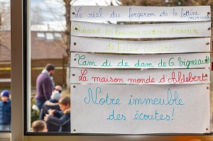 L'IMMEUBLE DES ECOUTES POUR APPRENDRE DES CHANSONS ET ECOUTER DE LA MUSIQUE EN CLASSE, ECOLE PRIMAIRE DE LA VILLE DE RUGLES, EURE, NORMANDIE, FRANCE 