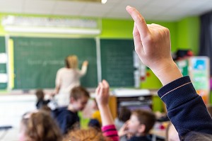 ELEVE LEVANT DOIGT, CLASSE D'ECOLE PRIMAIRE DE LA VILLE DE RUGLES, EURE, NORMANDIE, FRANCE 