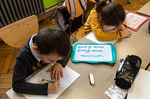 ORTHOGRAPHE ET ECRITURE, ORIENTATION METIER, CLASSE D'ECOLE PRIMAIRE DE LA VILLE DE RUGLES, EURE, NORMANDIE, FRANCE 