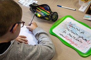 ORTHOGRAPHE ET ECRITURE, ORIENTATION METIER, CLASSE D'ECOLE PRIMAIRE DE LA VILLE DE RUGLES, EURE, NORMANDIE, FRANCE 