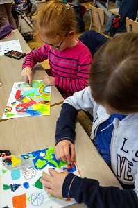 ATELIER DESSIN ET ARTS GRAPHIQUES, CLASSE D'ECOLE PRIMAIRE DE LA VILLE DE RUGLES, EURE, NORMANDIE, FRANCE 