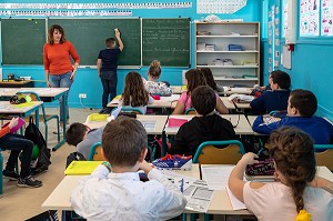 PROFESSEURE DES ECOLES DANS SA SALLE DE CLASSE, ECOLE PRIMAIRE DE LA VILLE DE RUGLES, EURE, NORMANDIE, FRANCE 