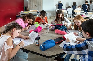 TRAVAIL DE GROUPE EN CLASSE, CLASSE D'ECOLE PRIMAIRE DE LA VILLE DE RUGLES, EURE, NORMANDIE, FRANCE 