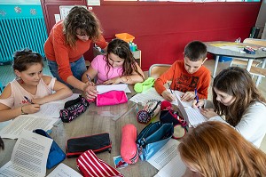 TRAVAIL DE GROUPE EN CLASSE, CLASSE D'ECOLE PRIMAIRE DE LA VILLE DE RUGLES, EURE, NORMANDIE, FRANCE 