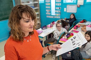 PROFESSEURE DES ECOLES, CLASSE D'ECOLE PRIMAIRE DE LA VILLE DE RUGLES, EURE, NORMANDIE, FRANCE 