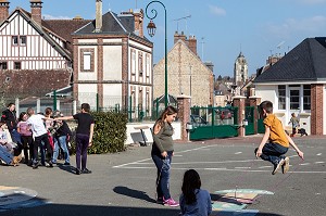 SAUT A LA CORDE, COUR DE RECREATION, ECOLE PRIMAIRE DE LA VILLE DE RUGLES, EURE, NORMANDIE, FRANCE 