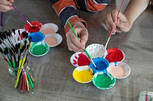 ATELIER PEINTURE ET ARTS GRAPHIQUES, CLASSE D'ECOLE PRIMAIRE DE LA VILLE DE RUGLES, EURE, NORMANDIE, FRANCE 