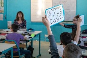 PETITS MOTS D'AMOUR SUR L'ARDOISE, ELEVES DE CM1 DE LA CLASSE D'ECOLE PRIMAIRE DE LA VILLE DE RUGLES, EURE, NORMANDIE, FRANCE 