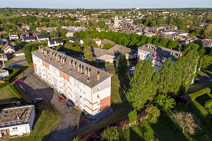 HLM, IMMEUBLE D'HABITATION A LOYER MODERE, VUE AERIENNE DE LA VILLE DE RUGLES, EURE, NORMANDIE, FRANCE 