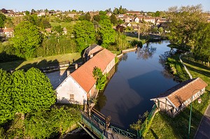 VUE AERIENNE DE LA VILLE DE RUGLES TRAVERSEE PAR LA RISLE, EURE, NORMANDIE, FRANCE 