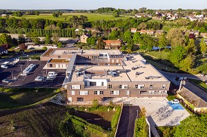 MAISON DE RETRAITE EHPAD ANDRE COUTURIER, VUE AERIENNE DE LA VILLE DE RUGLES, EURE, NORMANDIE, FRANCE 