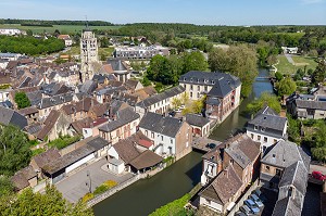 VUE AERIENNE DE LA VILLE DE RUGLES TRAVERSEE PAR LA RIVIERE LA RISLE, EURE, NORMANDIE, FRANCE 