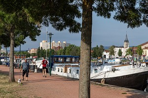 BALADE SUR LES QUAIS DU PORT DE PLAISANCE EN CENTRE-VILLE, PORT FLUVIAL DU CANAL ROANNE-DIGOIN, ROANNE, LOIRE, FRANCE 