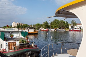 BATEAUX A QUAI, PORT DE PLAISANCE EN CENTRE-VILLE, PORT FLUVIAL DU CANAL ROANNE-DIGOIN, ROANNE, LOIRE, FRANCE 