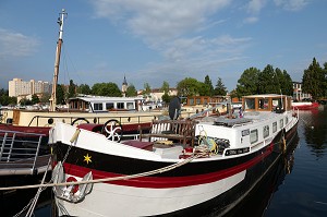 BATEAUX A QUAI, PORT DE PLAISANCE EN CENTRE-VILLE, PORT FLUVIAL DU CANAL ROANNE-DIGOIN, ROANNE, LOIRE, FRANCE 